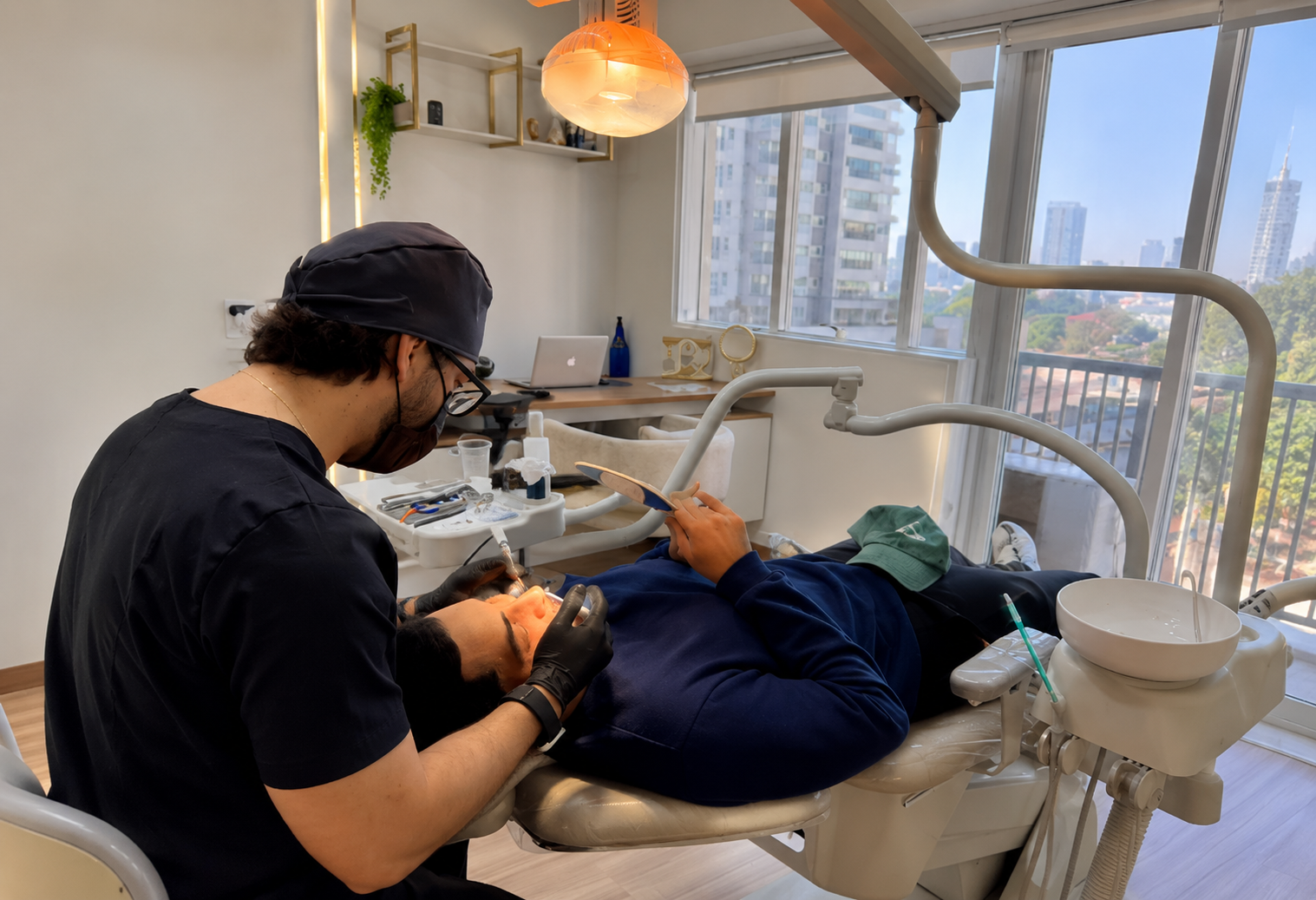Dr. Victor Novais atendendo paciente
